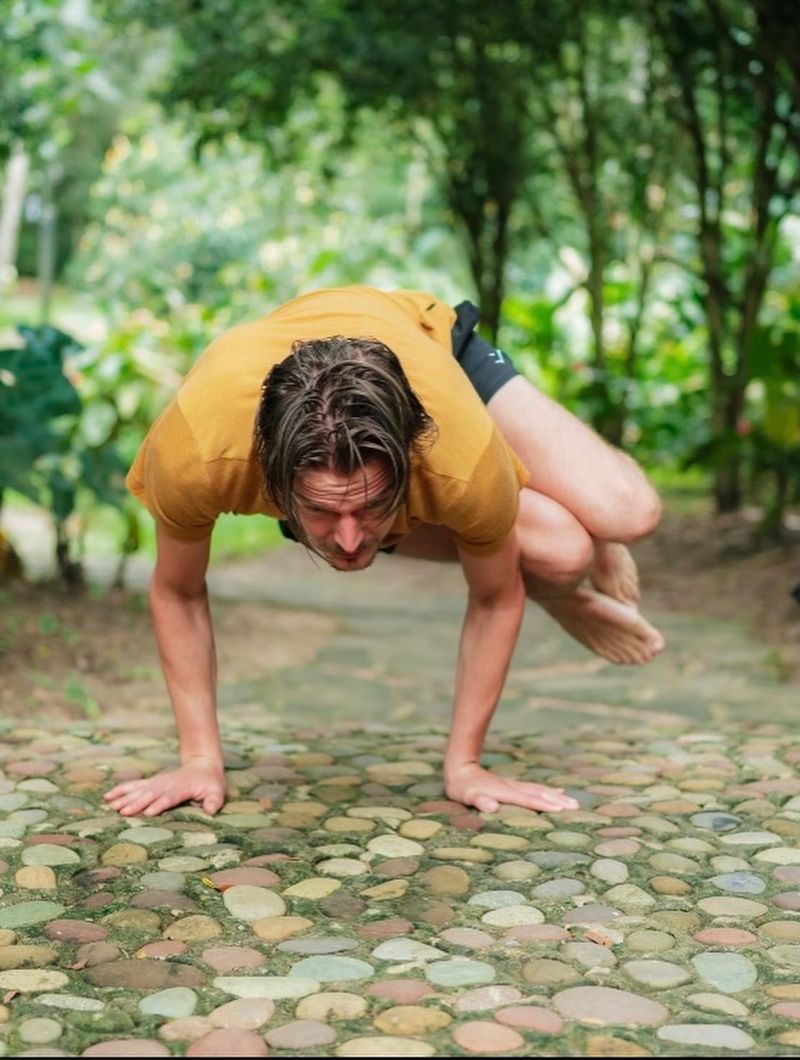 Kylian in een armbalans op een pad in Peru