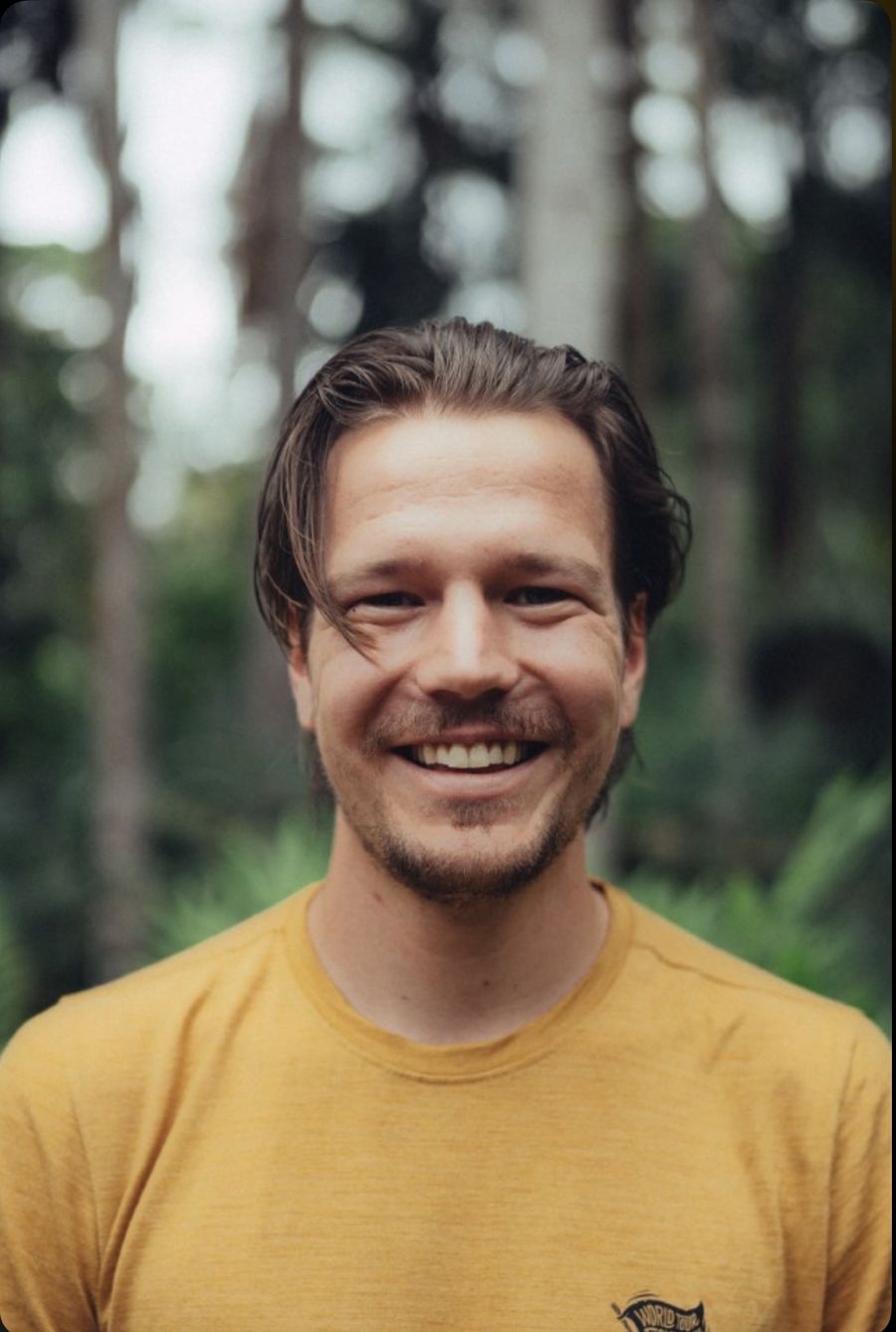 Portret van Kylian Klein Hesselink, lachend, in een bos