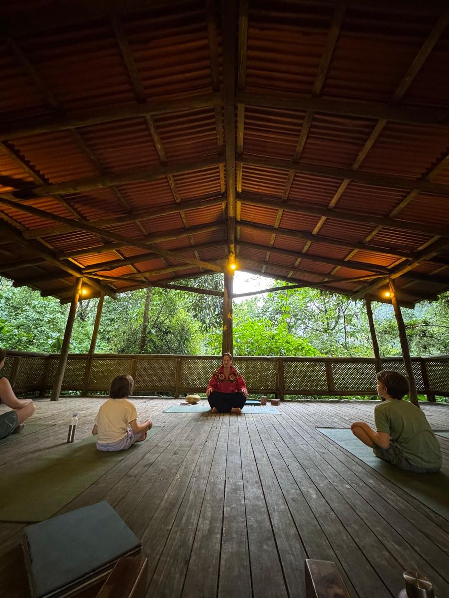 Een houten yogaruimte met een rieten dak in de jungle van Costa Rica